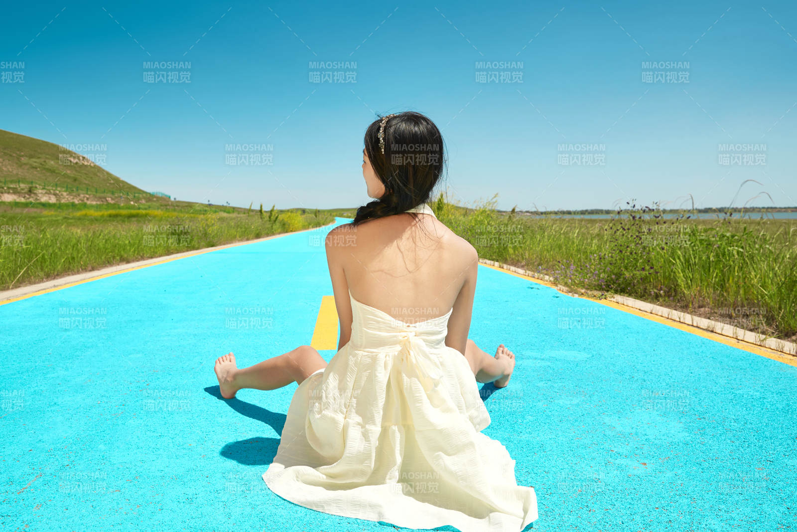 夏日户外湖边彩色公路上玩耍吃西瓜的少女图片