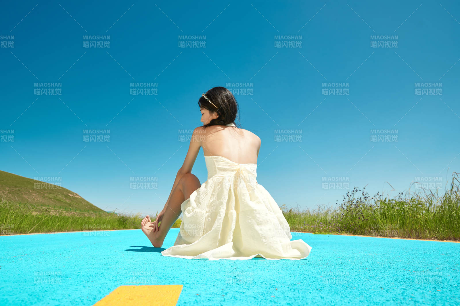 夏日户外湖边彩色公路上玩耍吃西瓜的少女图片