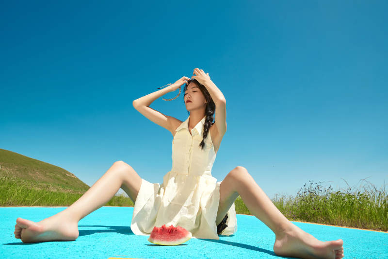 夏日户外湖边彩色公路上玩耍吃西瓜的少女图片