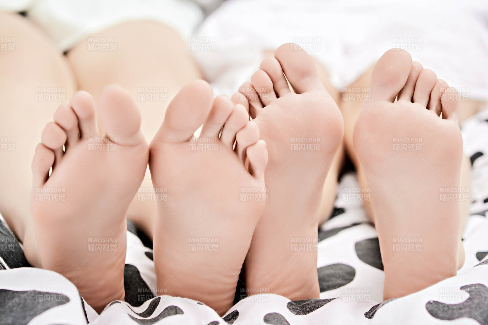 温馨卧室床上的少女手足部特写图片