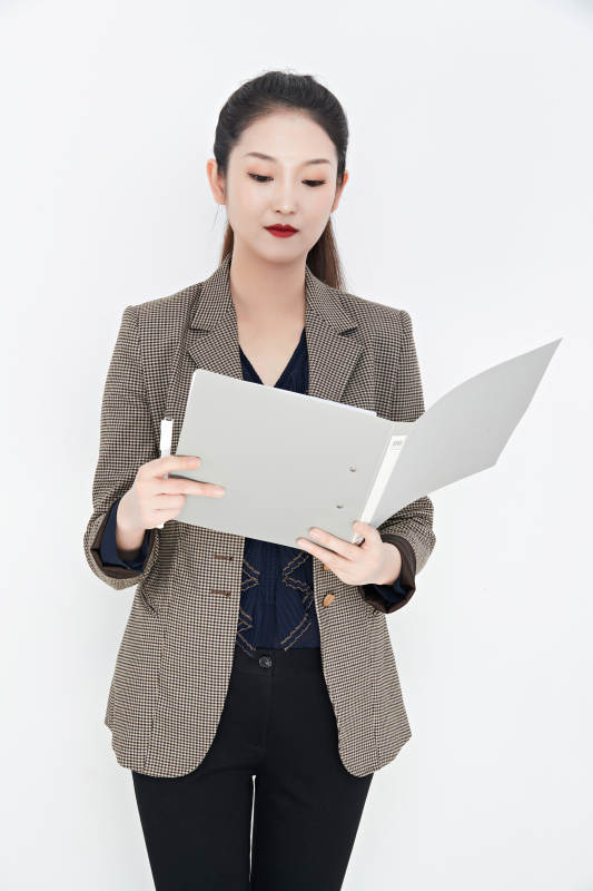 白色背景下的美丽商务女性肖像图片