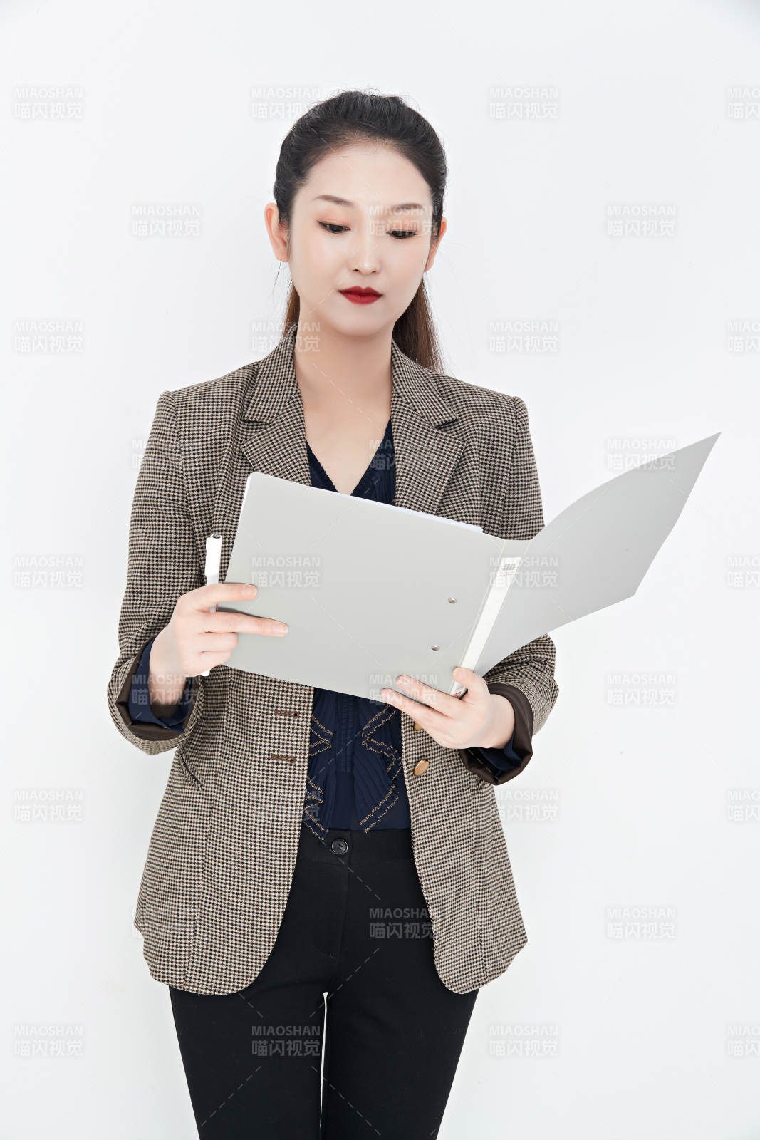 白色背景下的美丽商务女性肖像图片