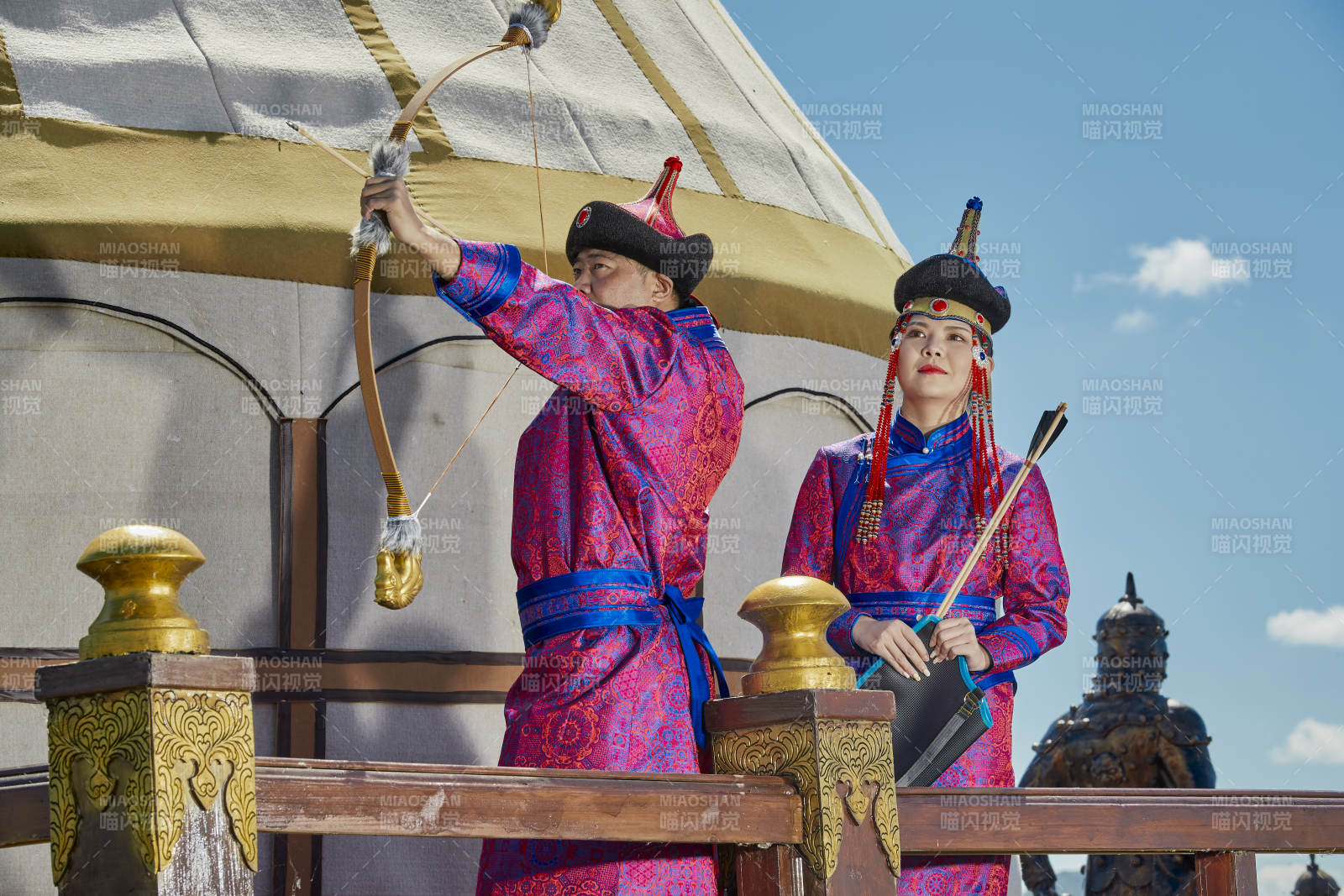 草原上蒙古包前穿蒙古族传统服饰的年轻夫妻图片