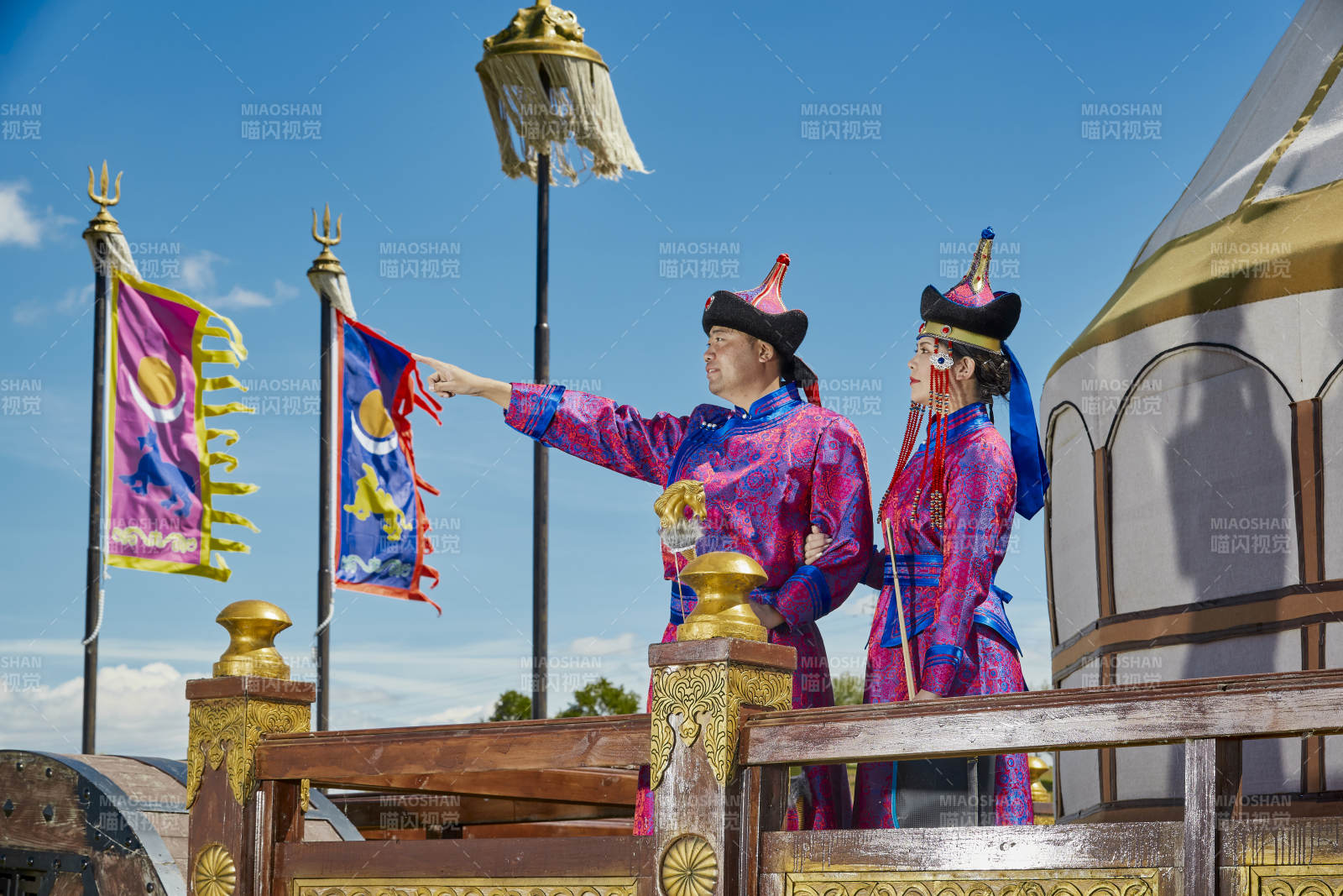 草原上蒙古包前穿蒙古族传统服饰的年轻夫妻图片