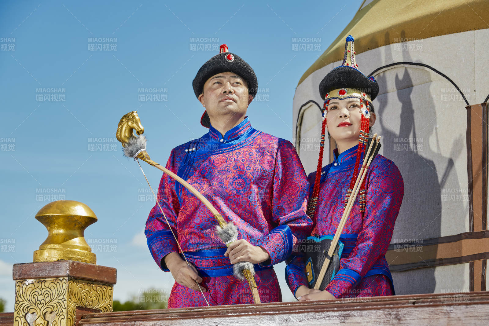 草原上蒙古包前穿蒙古族传统服饰的年轻夫妻图片