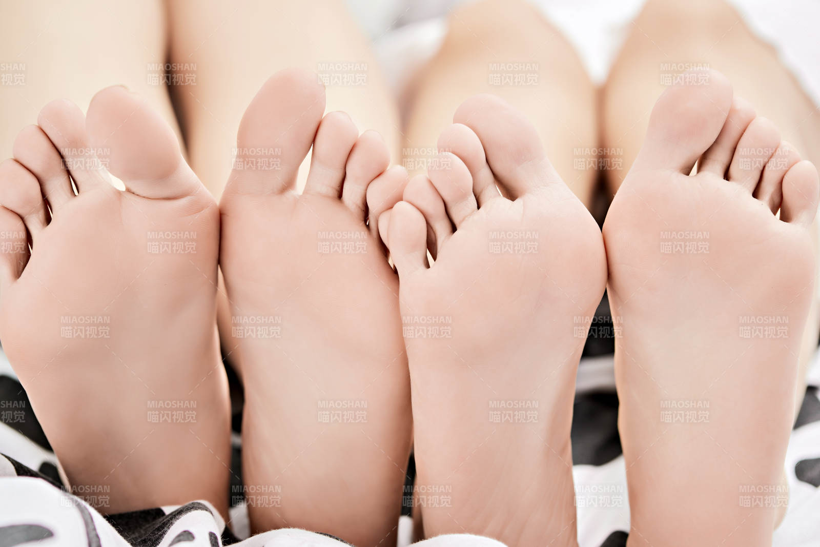 温馨卧室床上的少女手足部特写图片