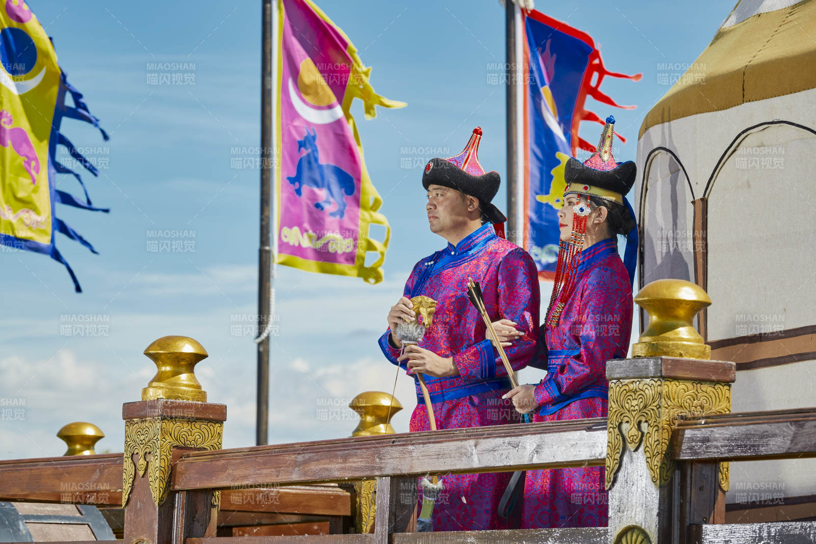 草原上蒙古包前穿蒙古族传统服饰的年轻夫妻图片