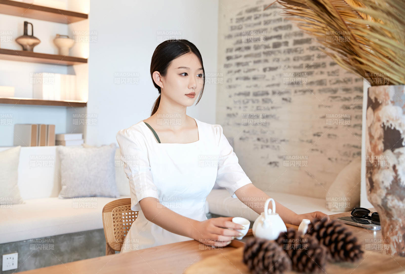 夏日午后在别墅内居家阅读的少女图片