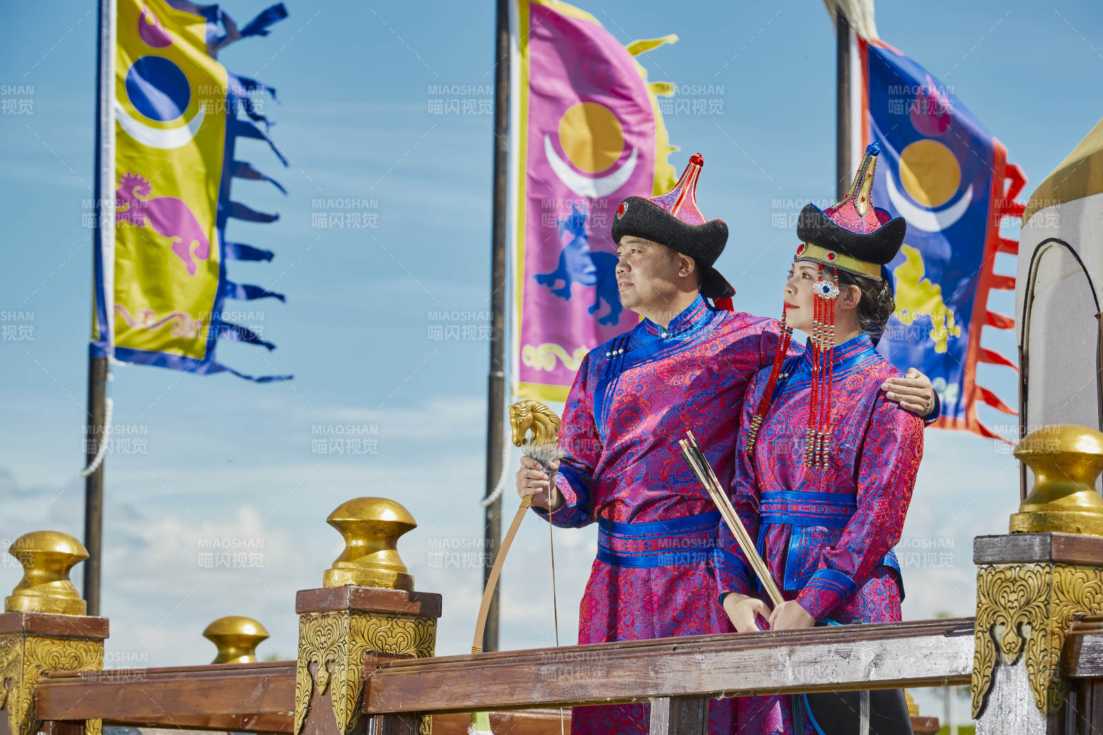 草原上蒙古包前穿蒙古族传统服饰的年轻夫妻图片