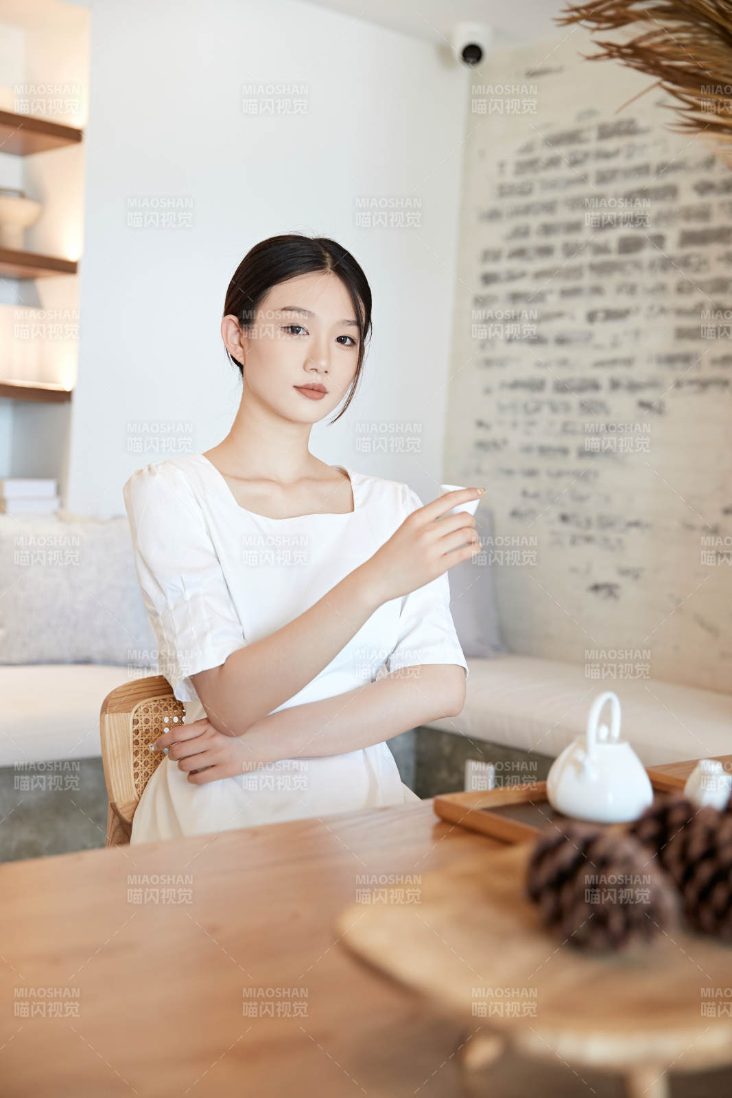 夏日午后在别墅内居家阅读的少女图片