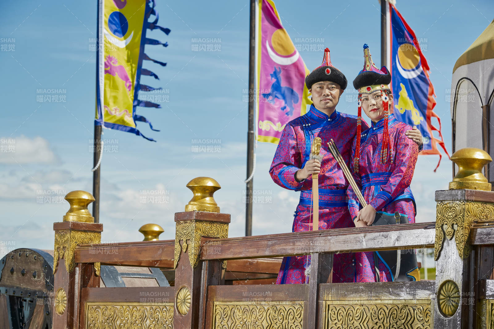草原上蒙古包前穿蒙古族传统服饰的年轻夫妻图片