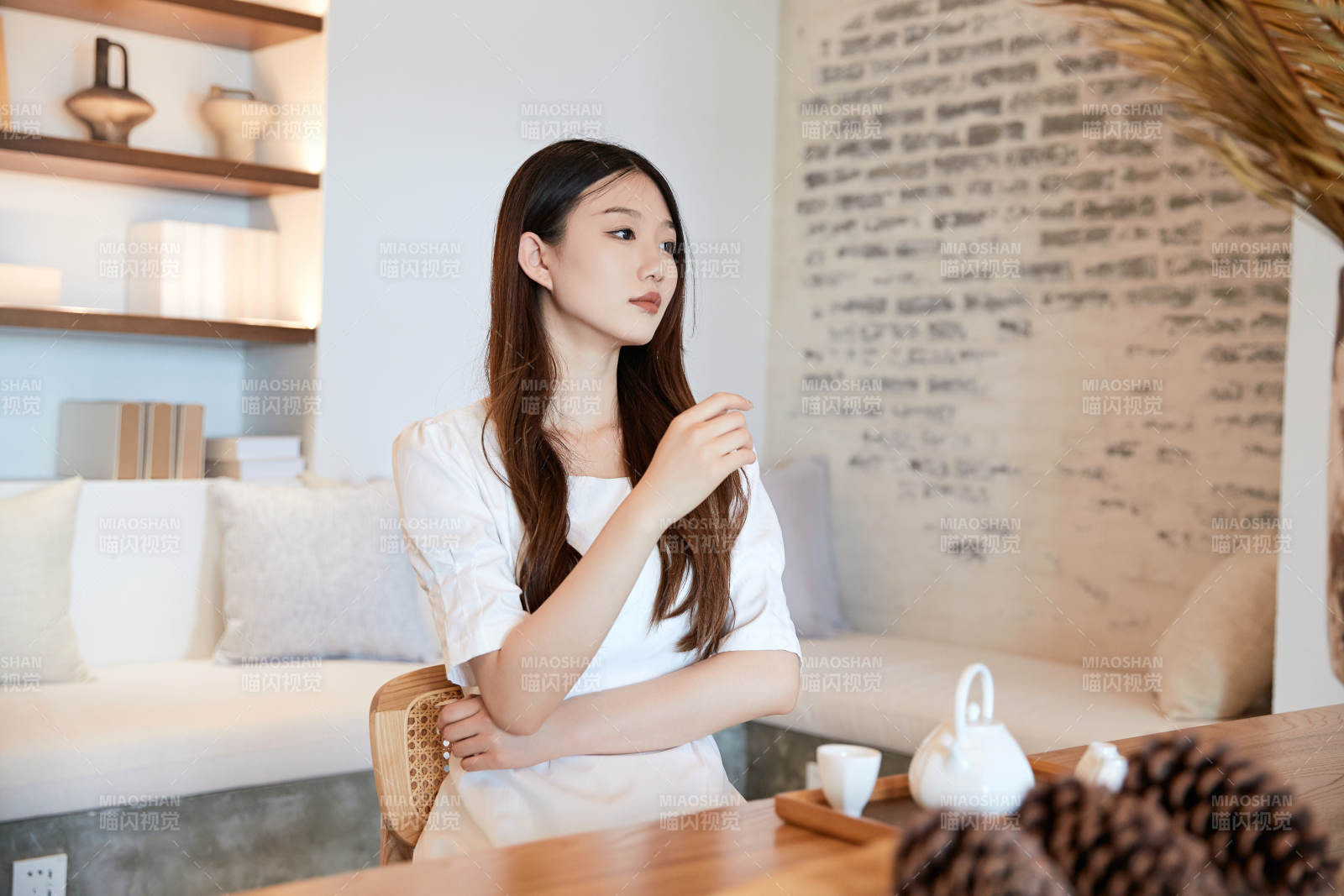 夏日午后在别墅内居家阅读的少女图片