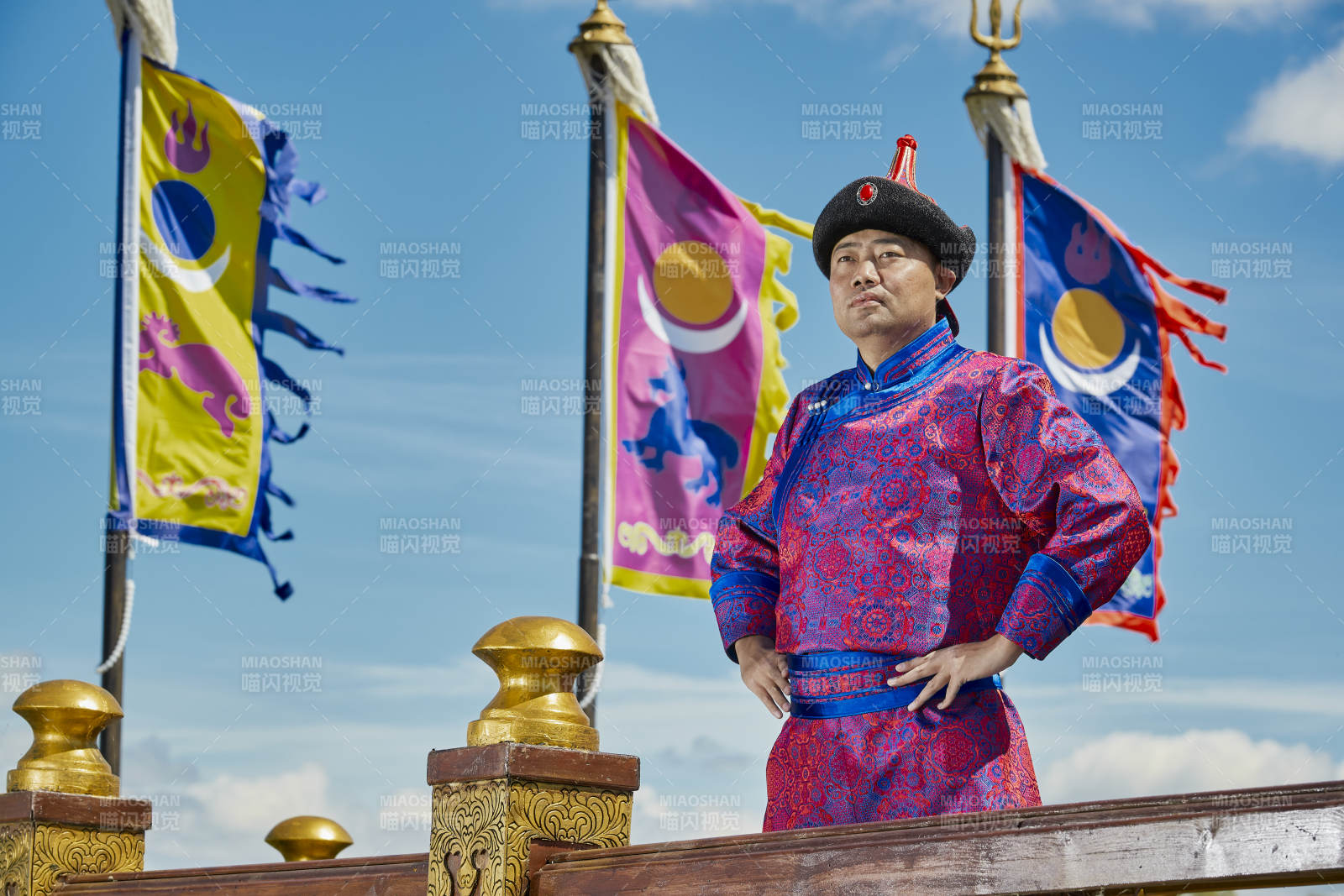 草原上蒙古包前穿蒙古族传统服饰的年轻夫妻图片