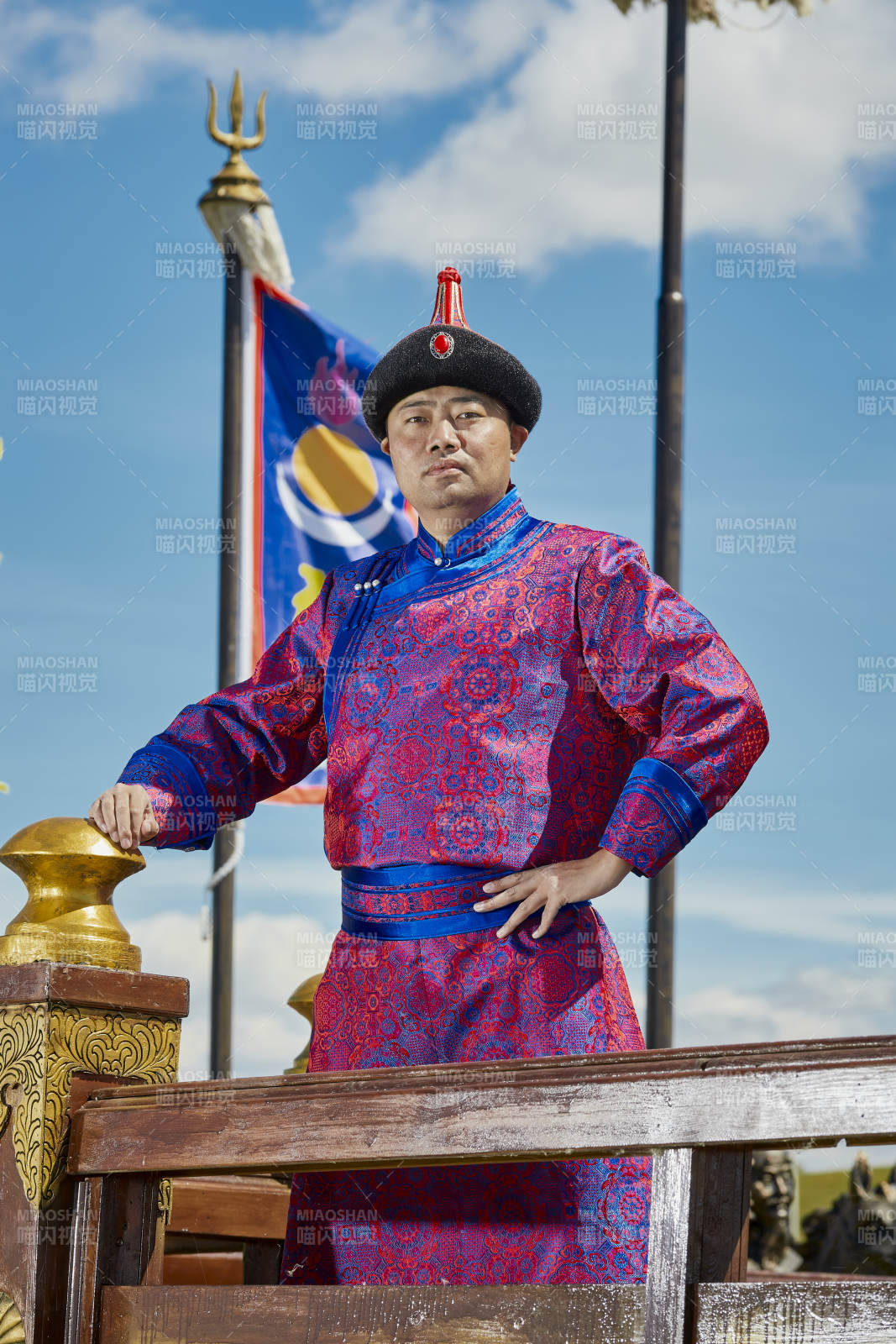 草原上蒙古包前穿蒙古族传统服饰的年轻夫妻图片