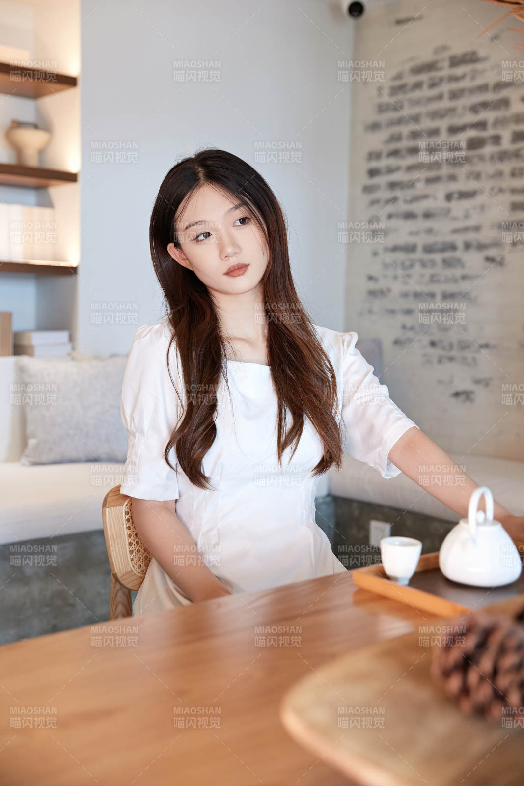 夏日午后在别墅内居家阅读的少女图片