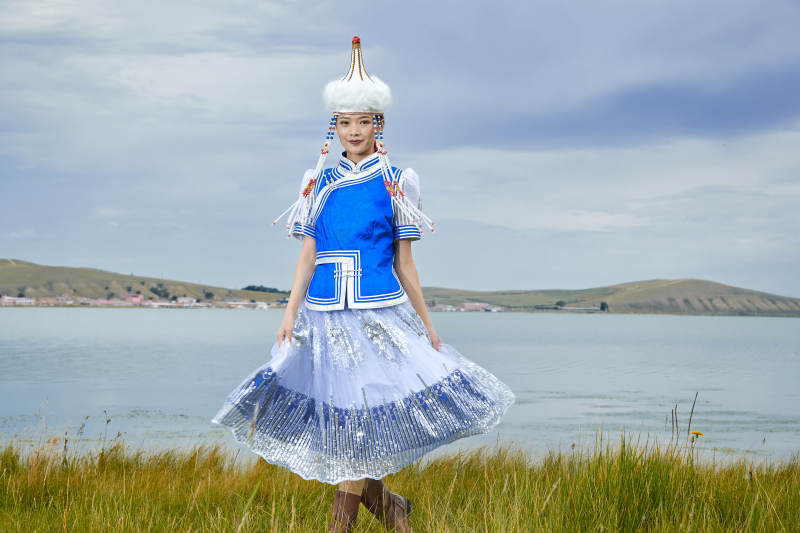 草原上身穿豪华蒙古族服饰的蒙族少女图片