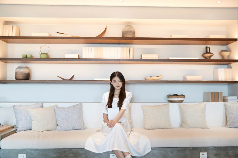 夏日午后在别墅内居家阅读的少女图片