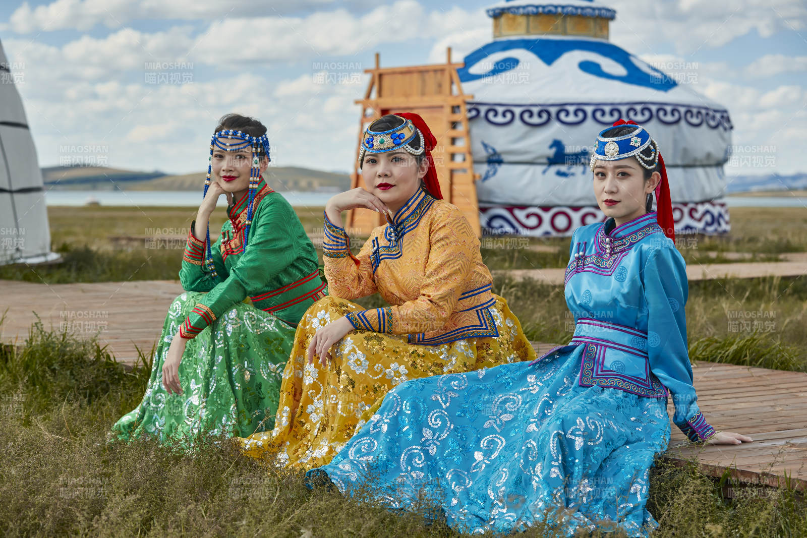 草原上穿着蒙古族传统服饰的亚洲年轻女性图片