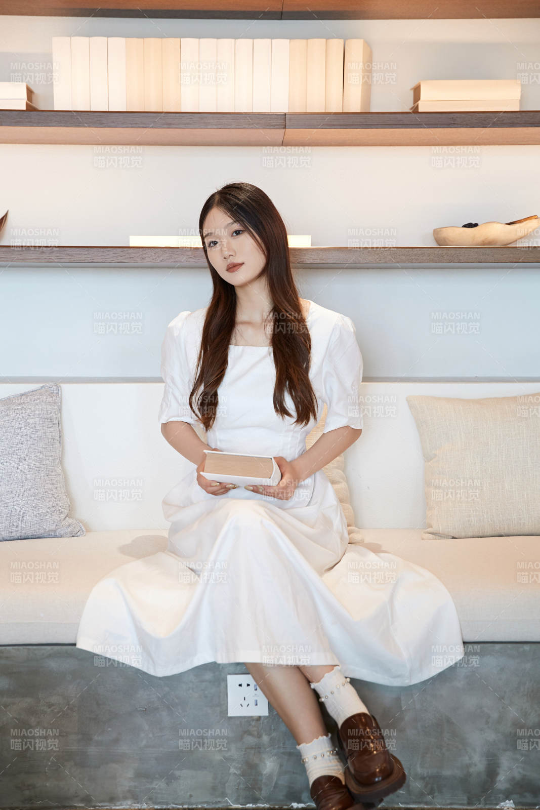 夏日午后在别墅内居家阅读的少女图片