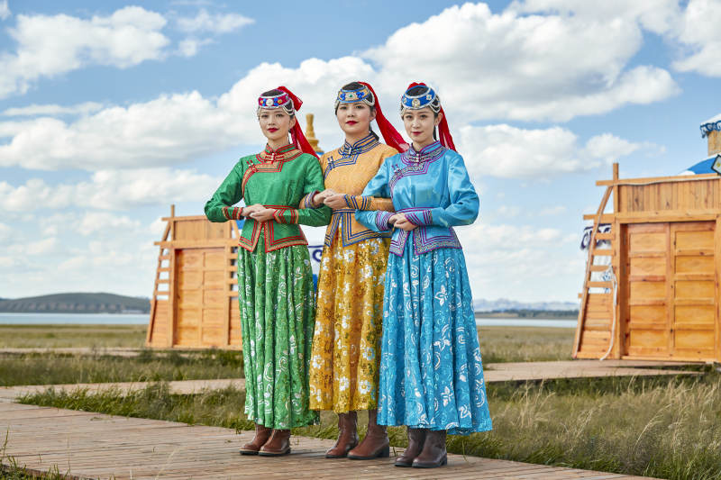 草原上穿着蒙古族传统服饰的亚洲年轻女性图片