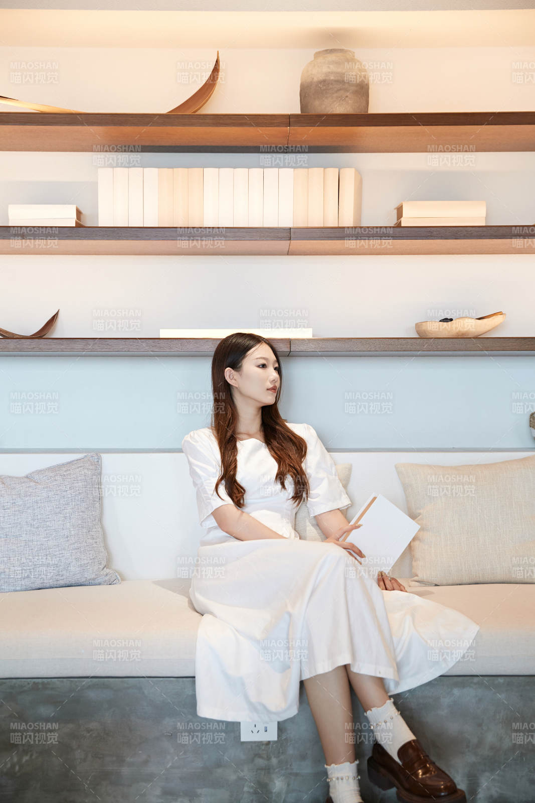 夏日午后在别墅内居家阅读的少女图片