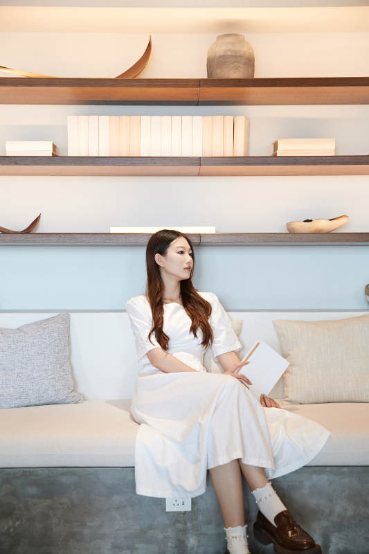 夏日午后在别墅内居家阅读的少女图片