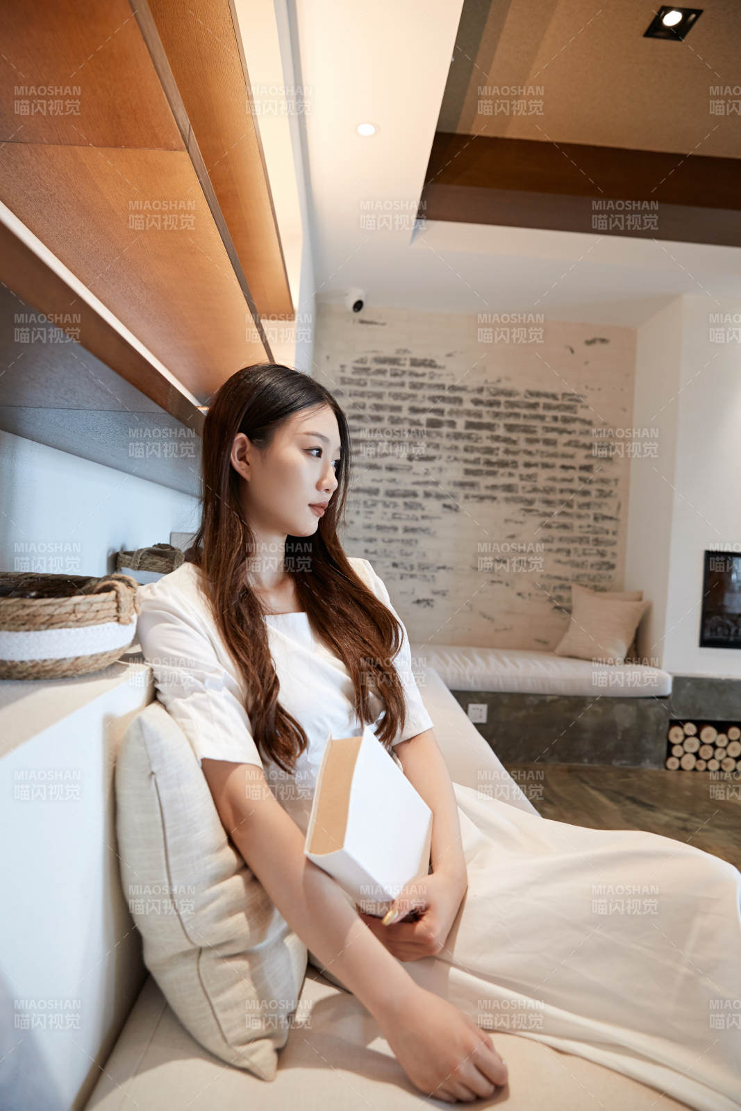 夏日午后在别墅内居家阅读的少女图片