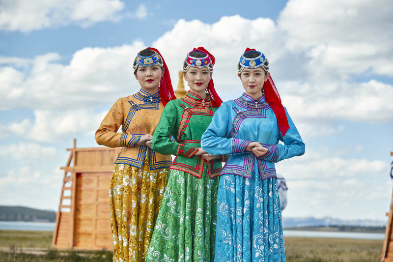 草原上穿着蒙古族传统服饰的亚洲年轻女性图片