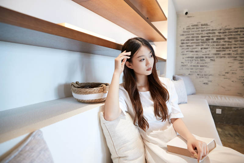 夏日午后在别墅内居家阅读的少女图片