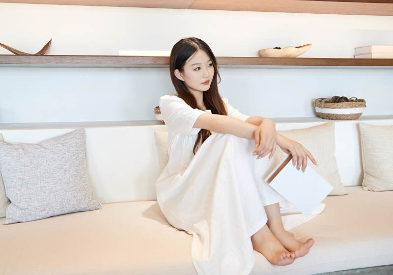 夏日午后在别墅内居家阅读的少女图片