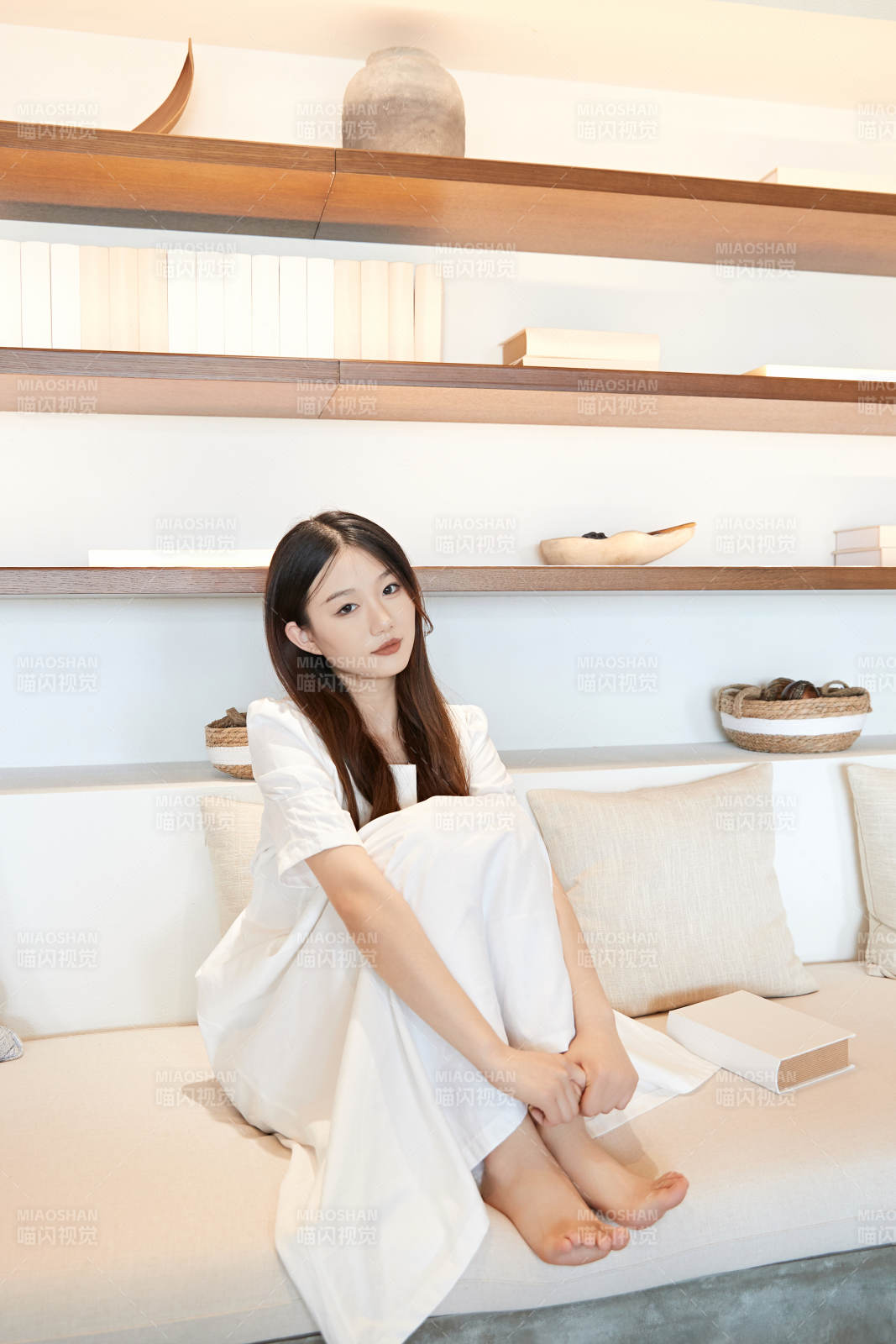 夏日午后在别墅内居家阅读的少女图片