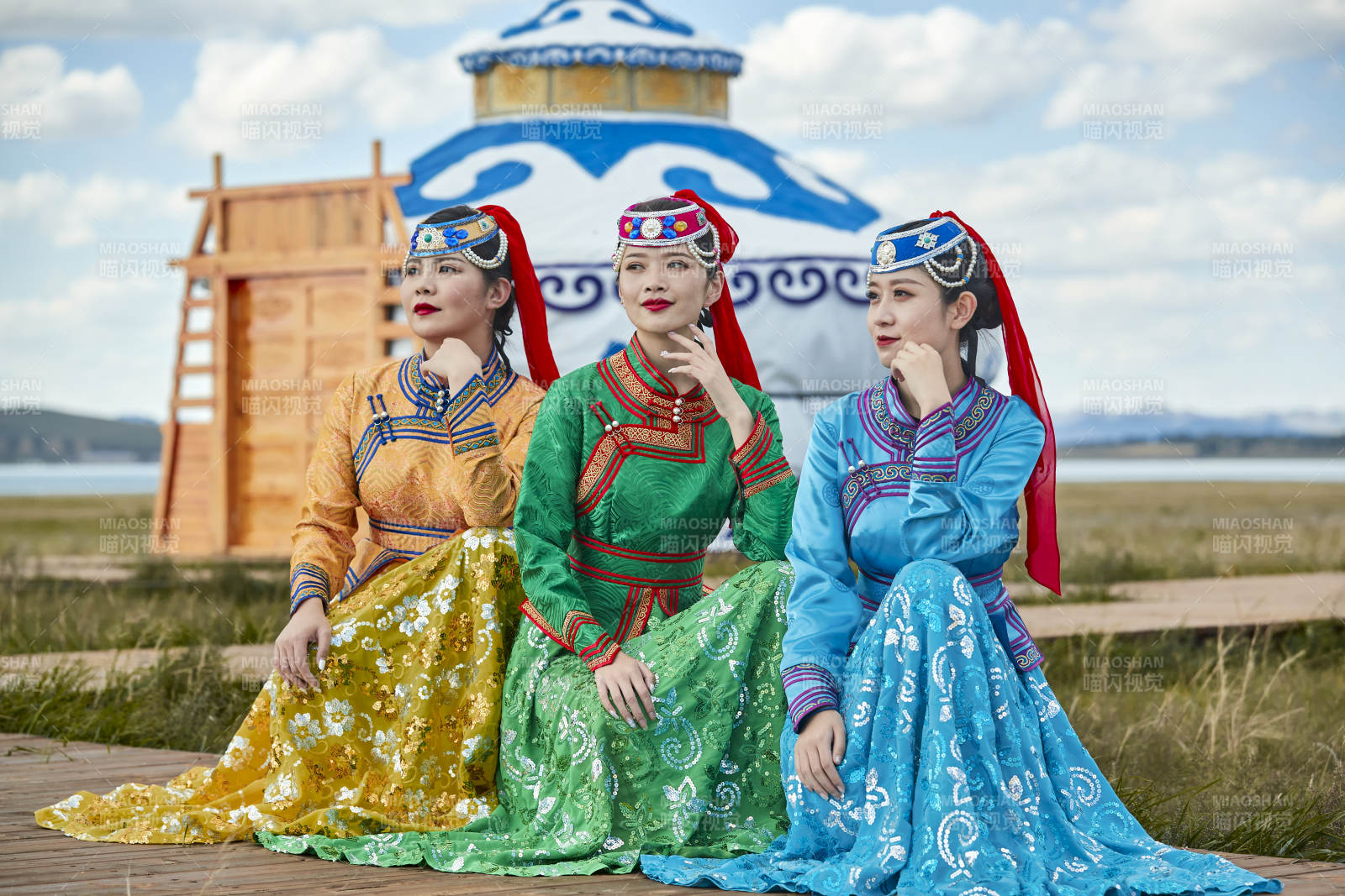 草原上穿着蒙古族传统服饰的亚洲年轻女性图片