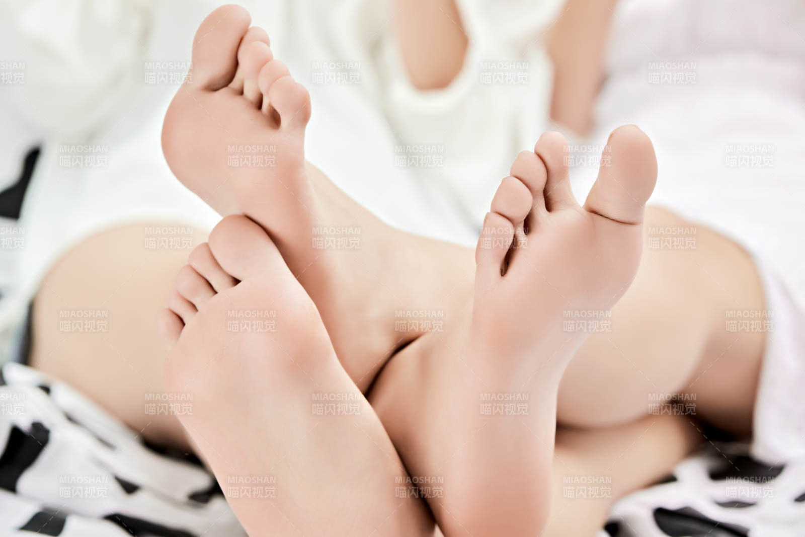 温馨卧室床上的少女手足部特写图片