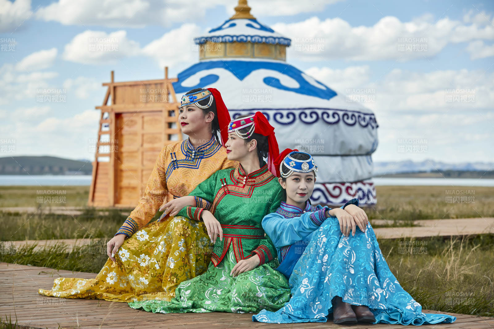 草原上穿着蒙古族传统服饰的亚洲年轻女性图片