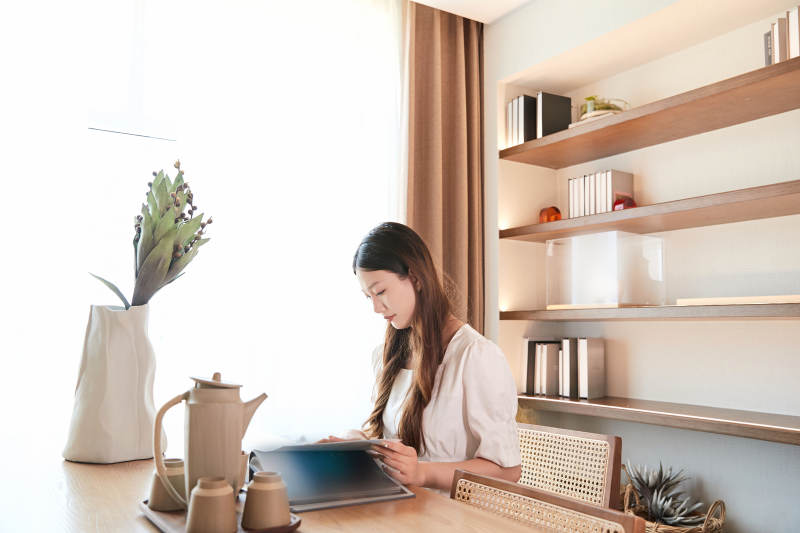 夏日午后在别墅内居家阅读的少女图片
