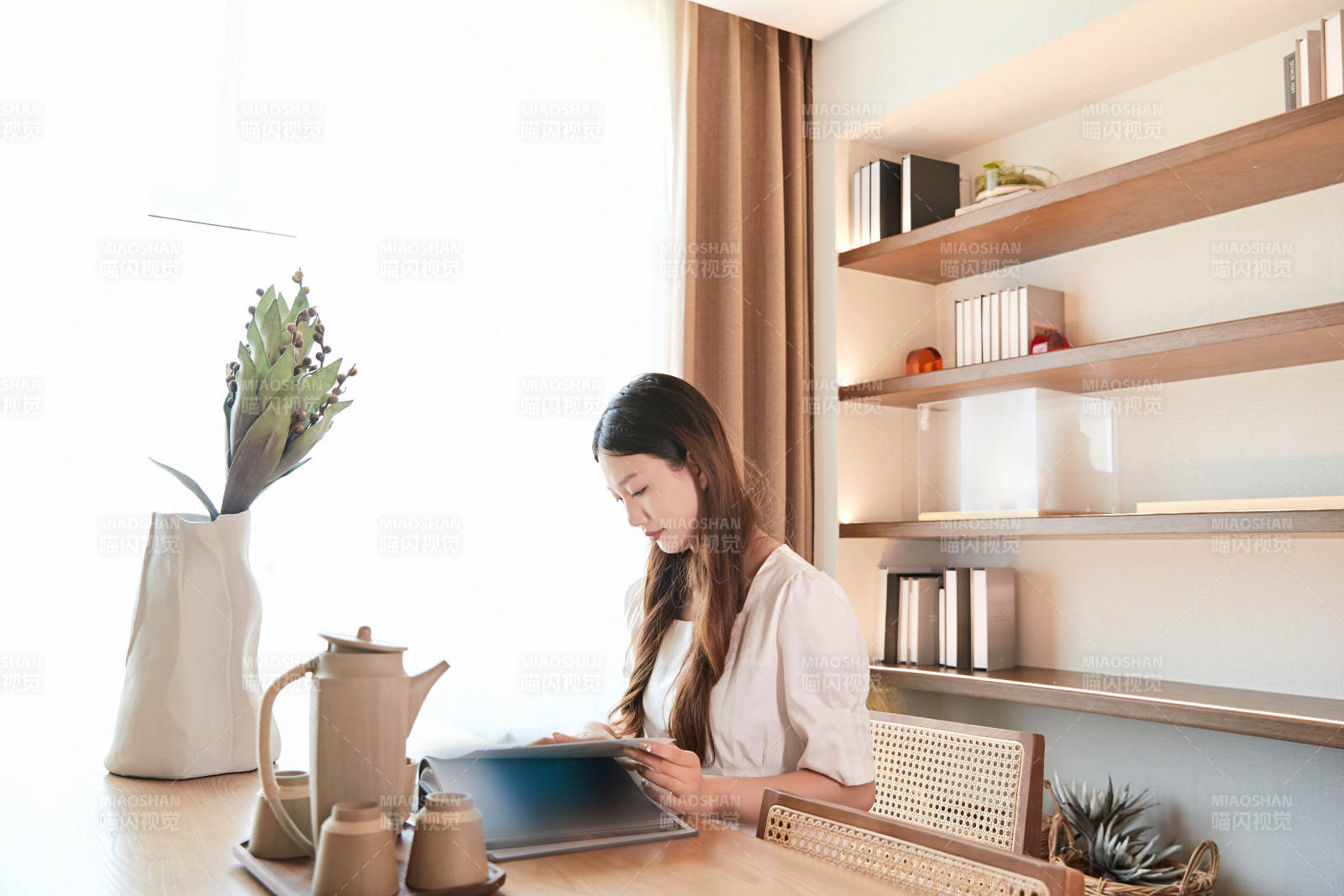夏日午后在别墅内居家阅读的少女图片