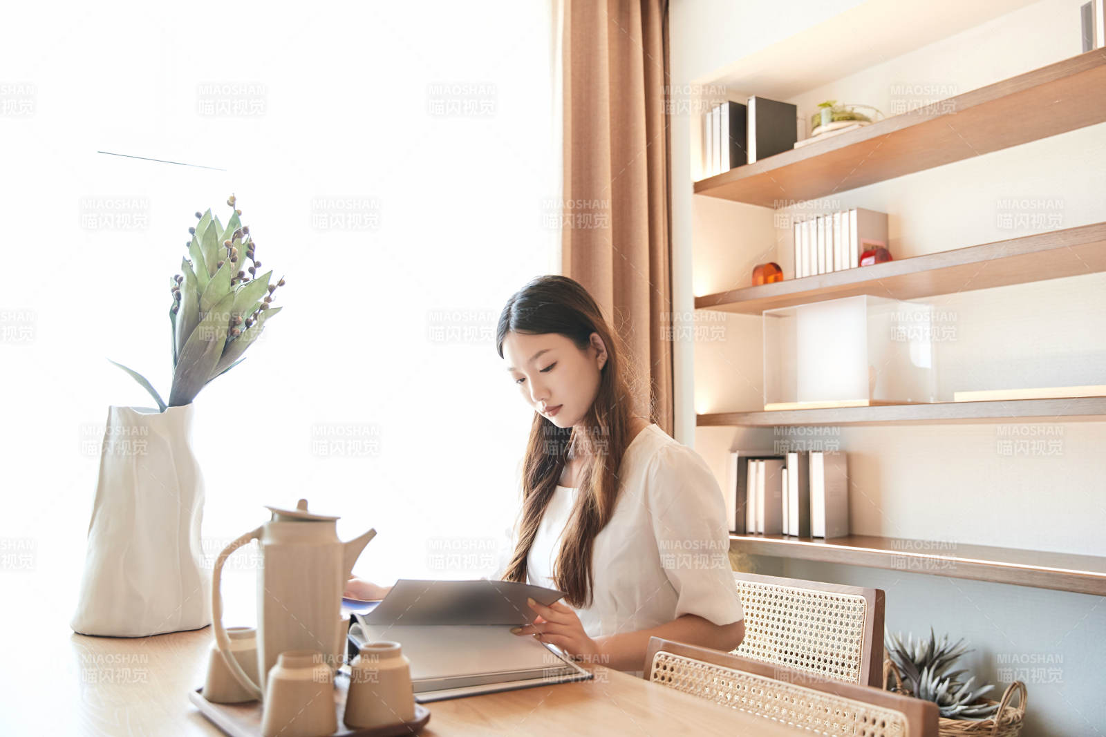 夏日午后在别墅内居家阅读的少女图片