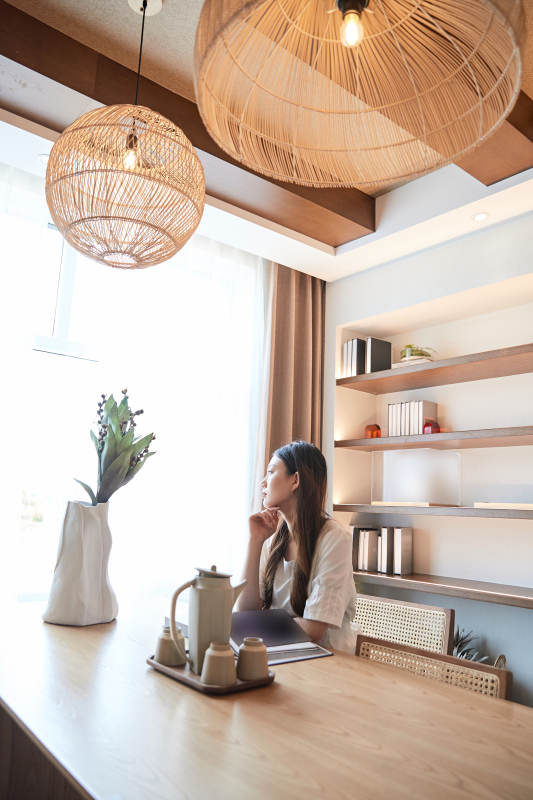 夏日午后在别墅内居家阅读的少女图片