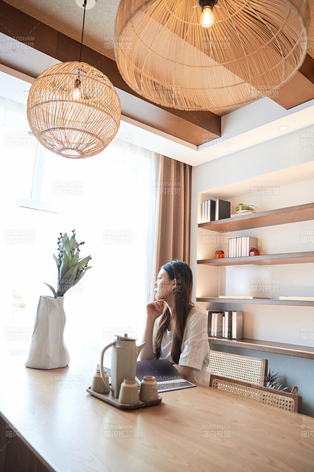 夏日午后在别墅内居家阅读的少女图片