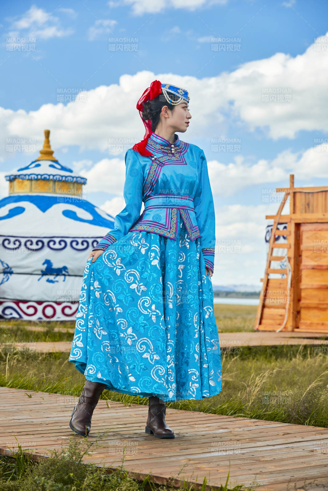 草原上穿着蒙古族传统服饰的亚洲年轻女性图片