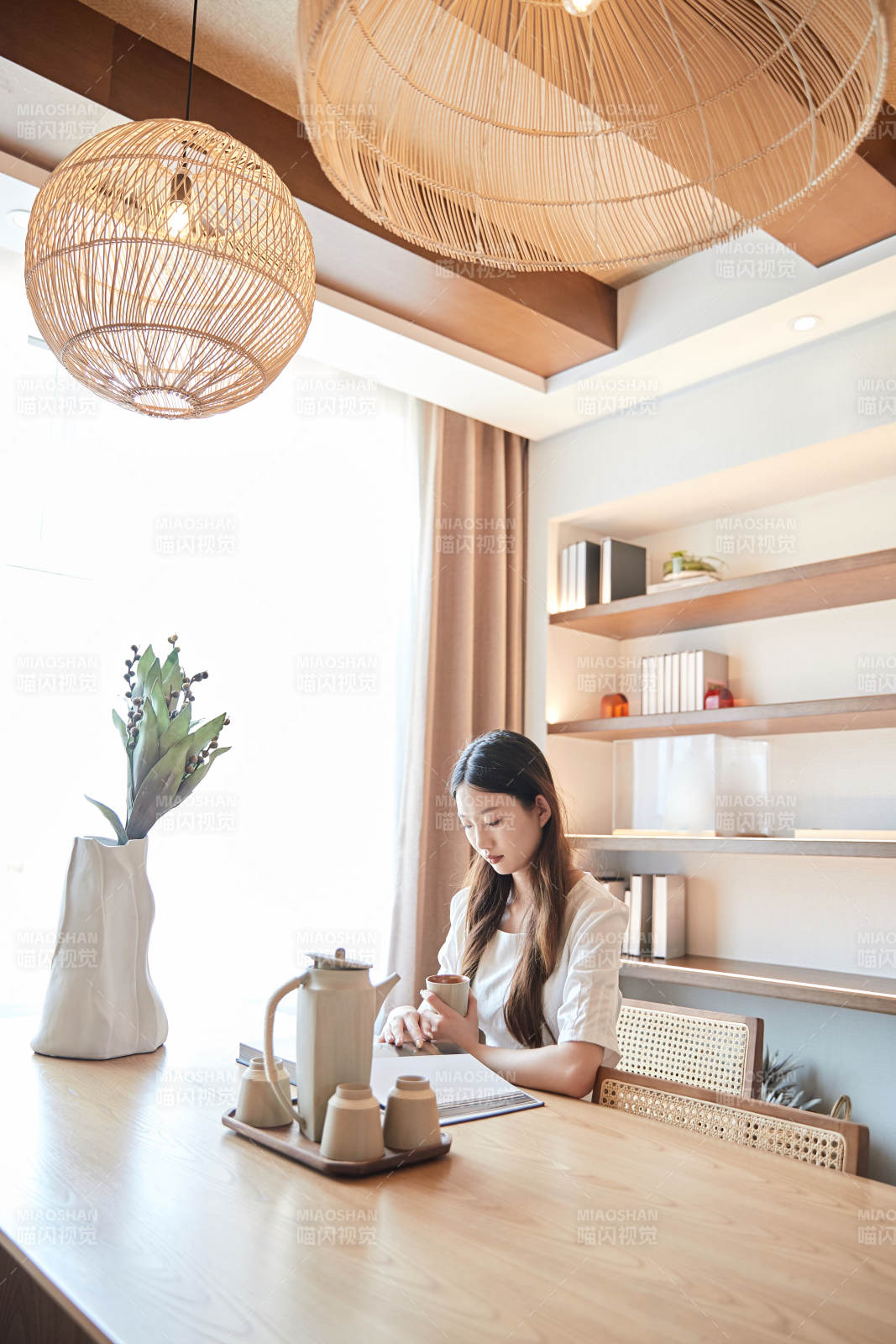 夏日午后在别墅内居家阅读的少女图片