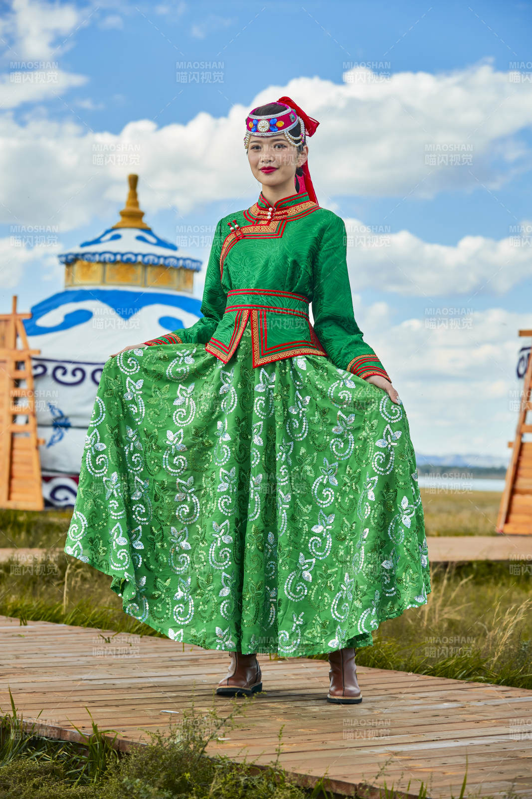 草原上穿着蒙古族传统服饰的亚洲年轻女性图片