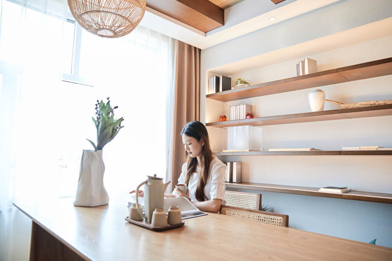 夏日午后在别墅内居家阅读的少女图片