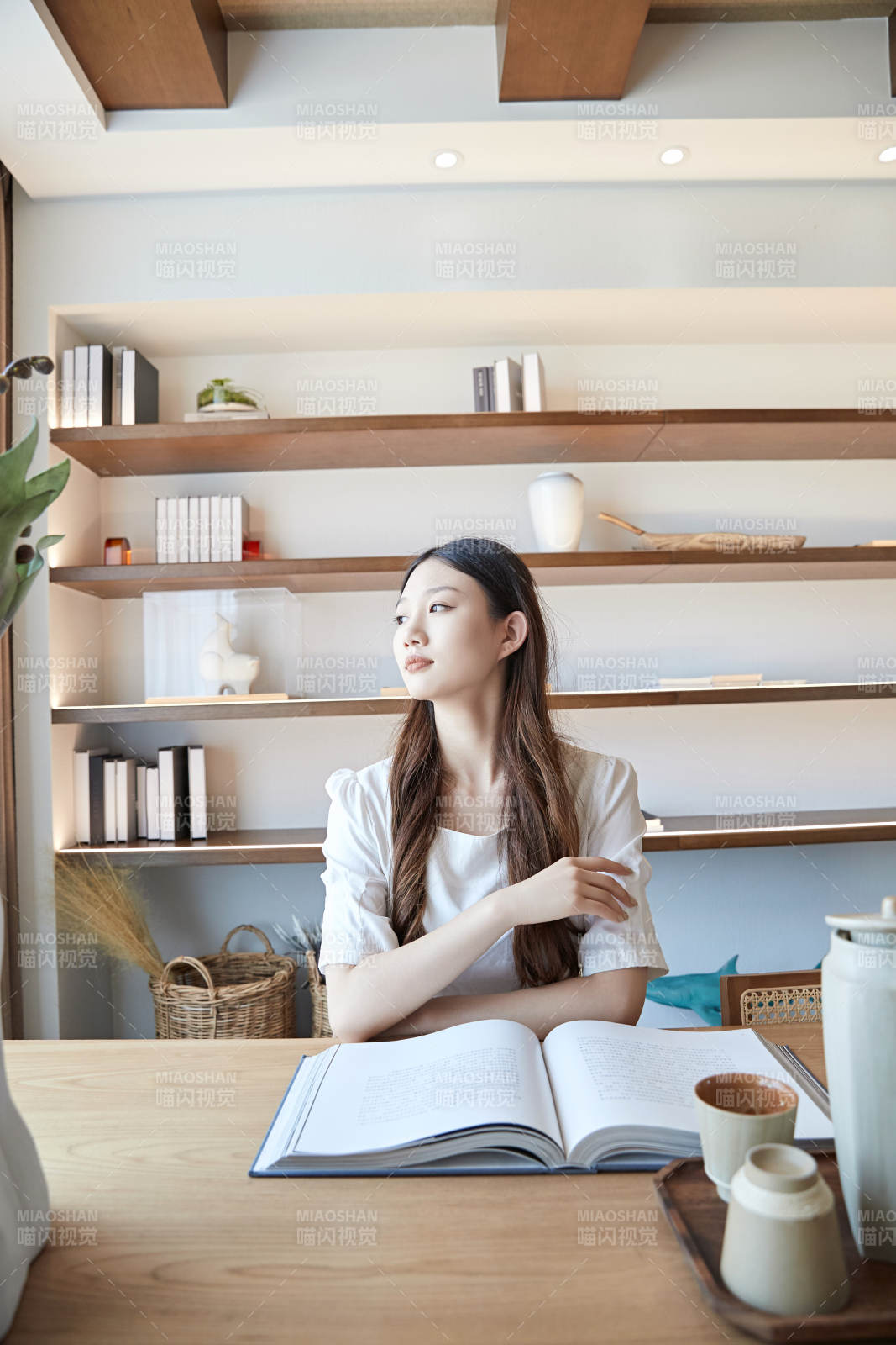 夏日午后在别墅内居家阅读的少女图片