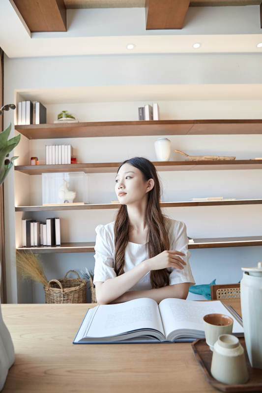 夏日午后在别墅内居家阅读的少女图片