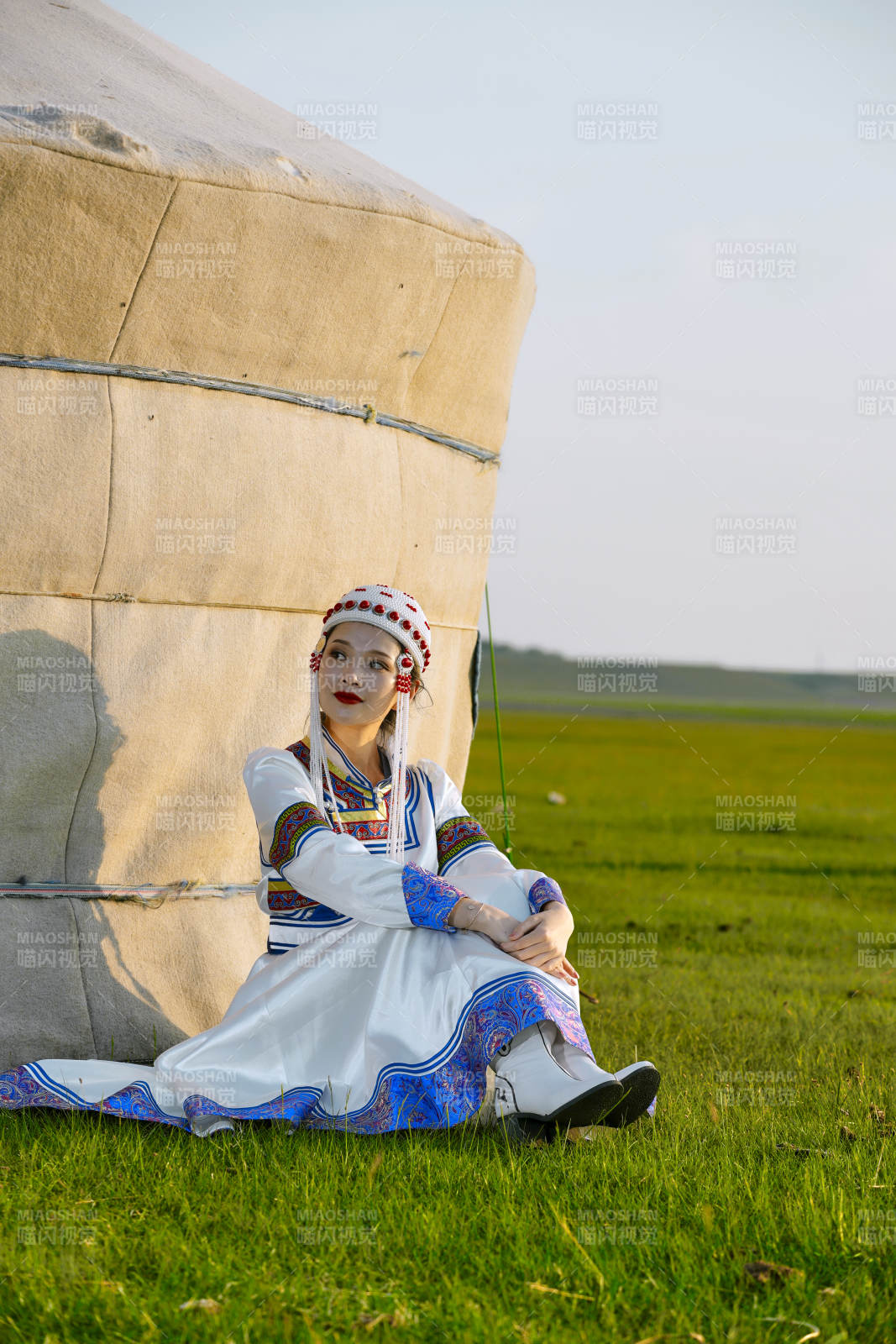 草原上穿着蒙古族传统服饰的亚洲年轻美少女图片