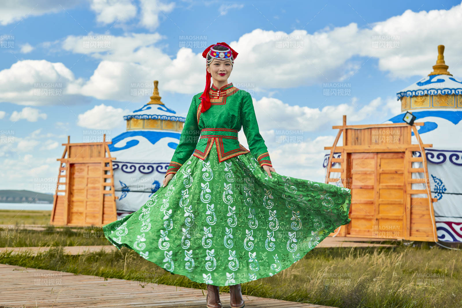 草原上穿着蒙古族传统服饰的亚洲年轻女性图片