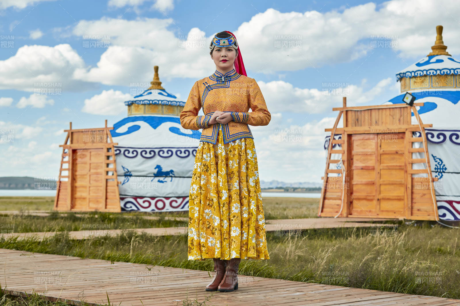 草原上穿着蒙古族传统服饰的亚洲年轻女性图片