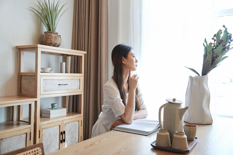 夏日午后在别墅内居家阅读的少女图片