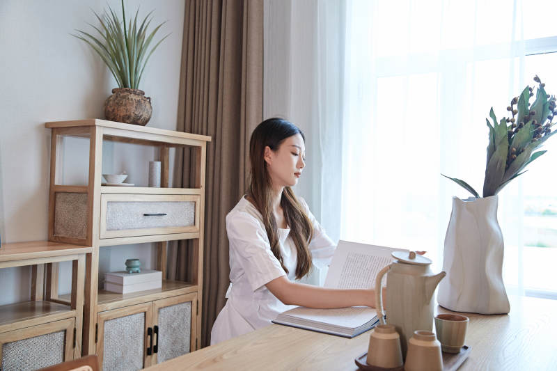 夏日午后在别墅内居家阅读的少女图片